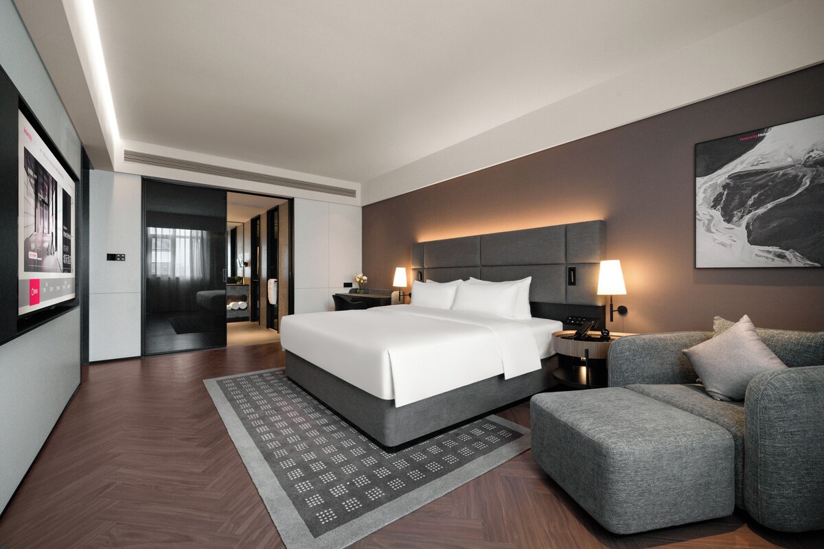 Quarto casal superluxo, vista para a cidade | Escrivaninha, espaço de trabalho para notebook, cortinas blackout