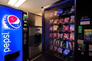 Máquina expendedora con logotipo de Pepsi y una variedad de aperitivos.