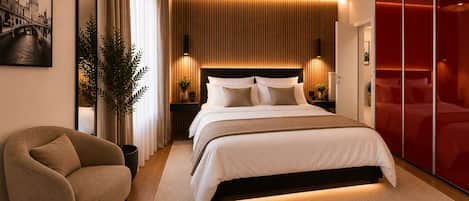 Ein modernes Schlafzimmer mit einem großen Bett, einem Sessel, einem roten Kleiderschrank und einem Stadtbild.