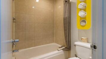 Ein Badezimmer mit Badewanne, Toilette und Duschvorhang.
