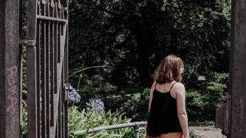 Una persona caminando por un área ajardinada con un sendero.