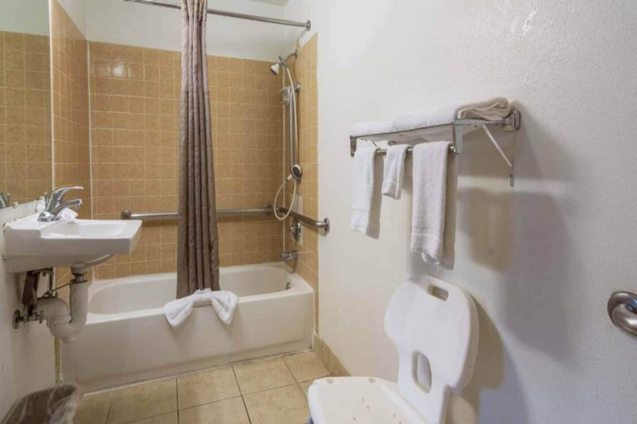 Une salle de bain équipée d’une baignoire, d’une douche, d’un lavabo et de toilettes.