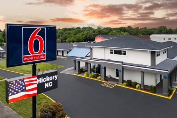 Un motel avec une grande enseigne indiquant qu’il propose des chambres et des studios.