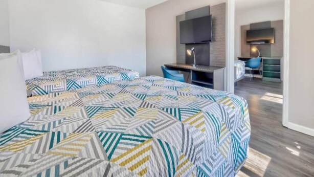 Room - 3 Queen Beds | Non-Smoking, Kitchen (Effingham)