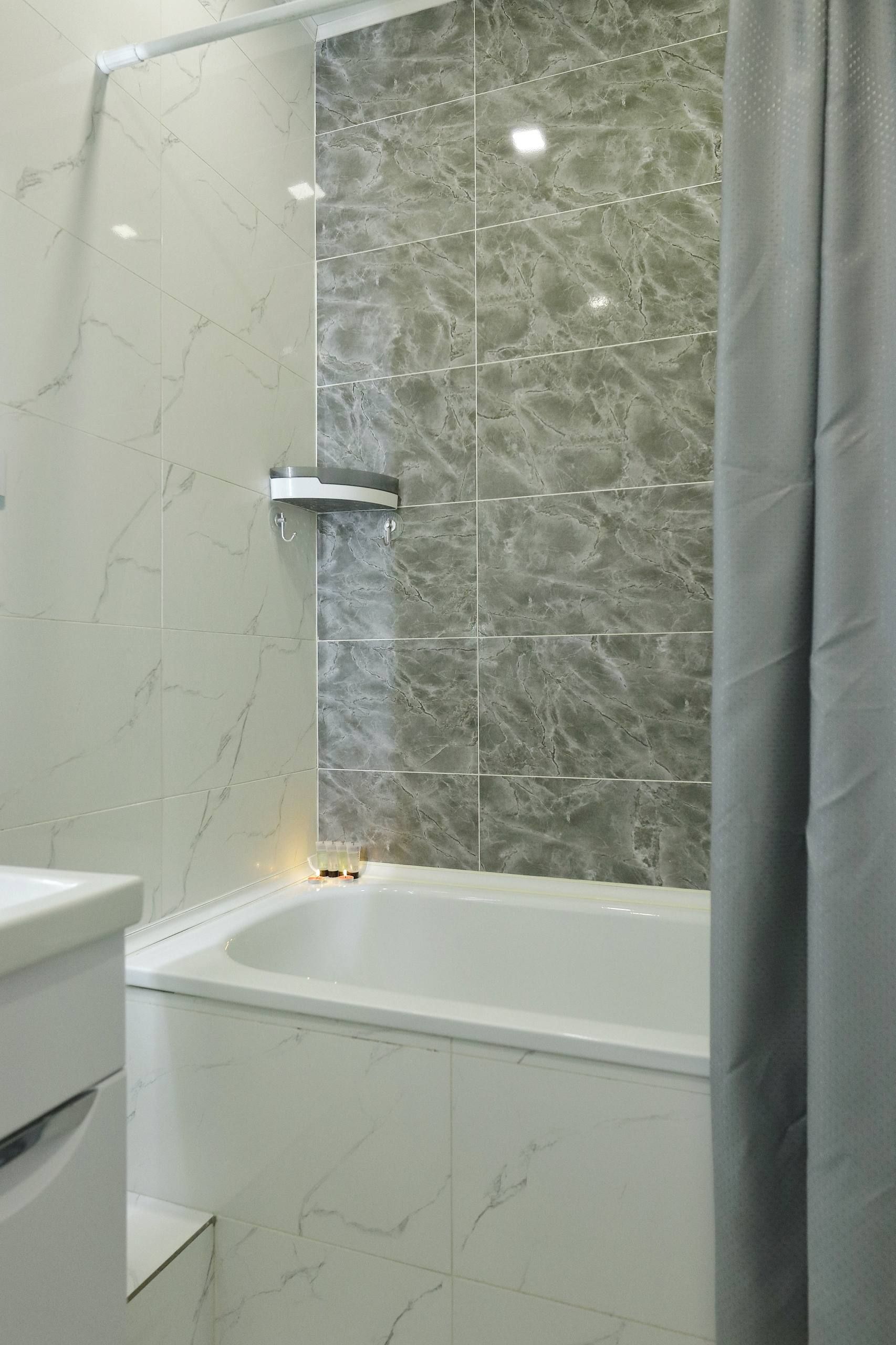 Ein Badezimmer mit einer Badewanne, einer Duschkabine und einem WC.