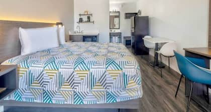 1 Queen Bed | Non-Smoking, Kitchen