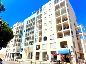 Un immeuble à plusieurs étages, doté de balcons, d’un auvent bleu et d’une enseigne indiquant « Edificio Oceano ».