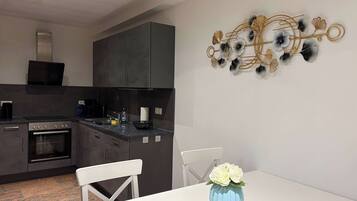 Coffee/tea maker, fridge, oven, stovetop