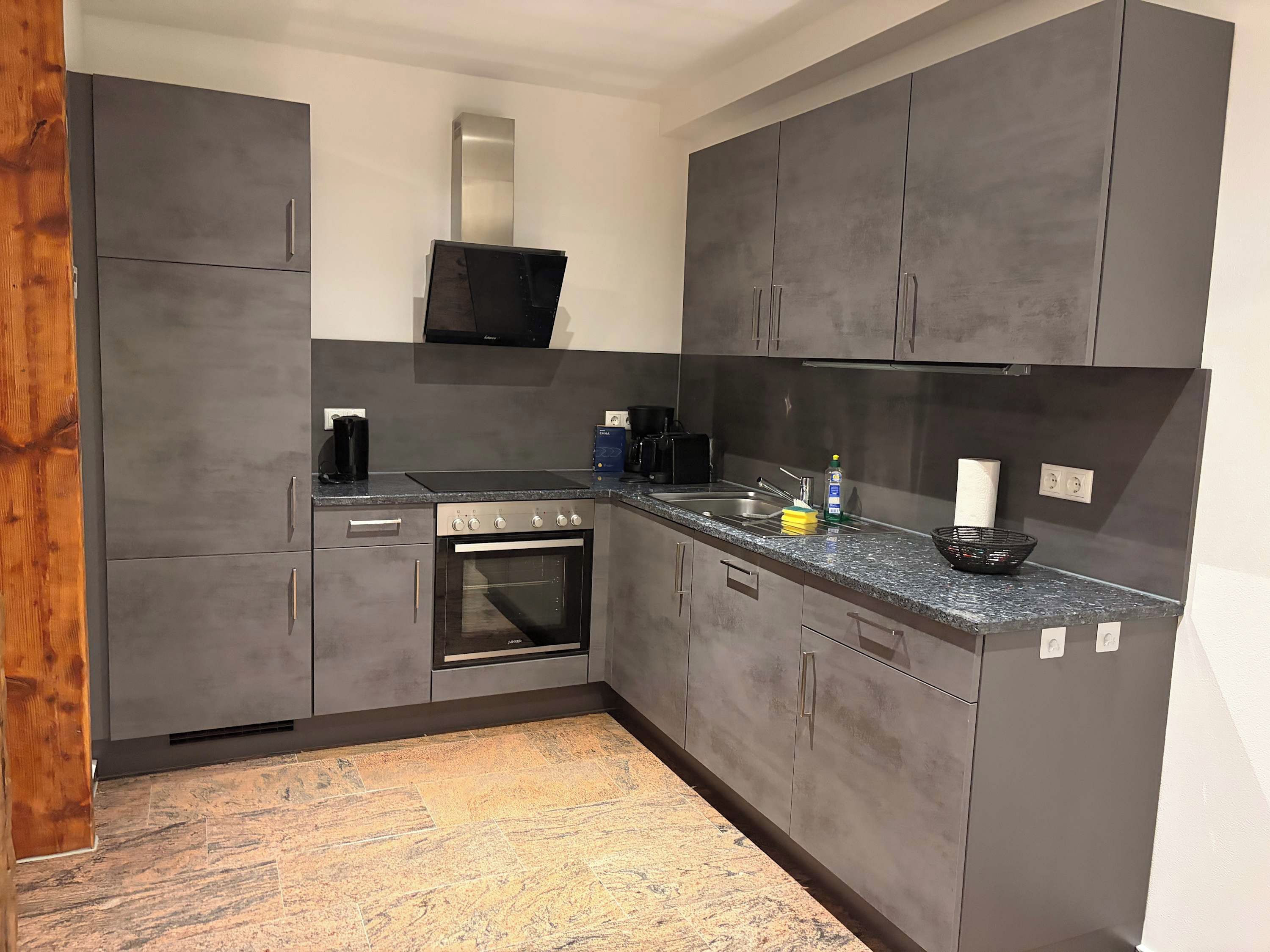 Coffee/tea maker, fridge, oven, stovetop