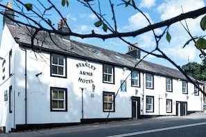 A white building with the sign 'STANLEY ARMS HOTEL' on the side. - The Stanley Arms Hotel by Guestz (Seascale)