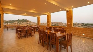 Outdoor dining - HOTEL ROYAL LAKHINA JAISALMER (jaisalmer)
