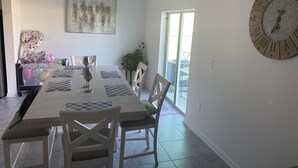 A dining area with a large table, chairs, and a wall clock. - 10 min from Lego land, the chain of lakes 45 min from Tampa& Disney (Eagle Lake)