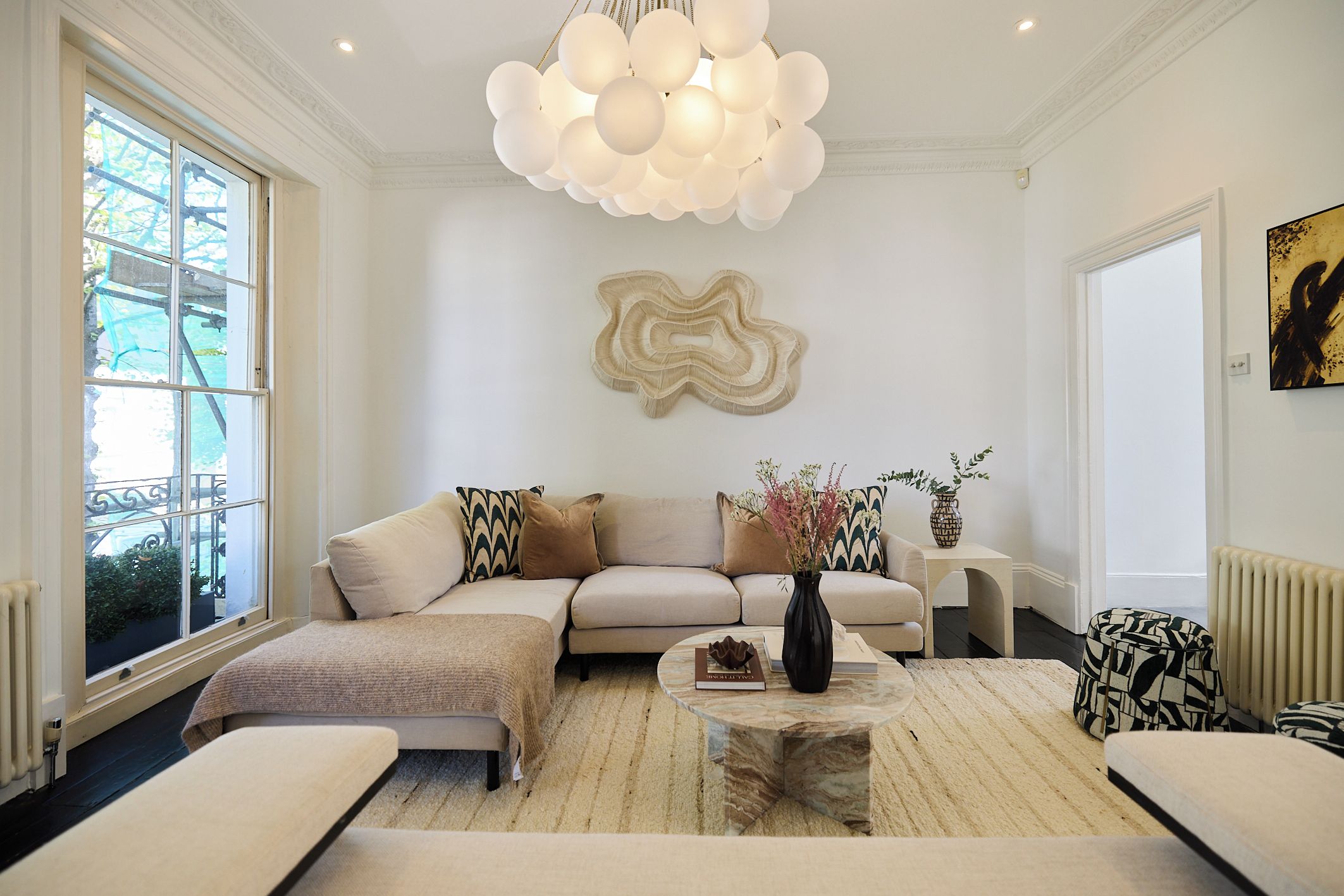 Ein modernes Wohnzimmer mit einer Couch, einem Couchtisch und einer Wanddekoration.