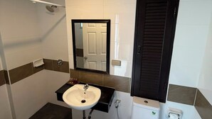 Een douche, een haardroger, handdoeken, zeep