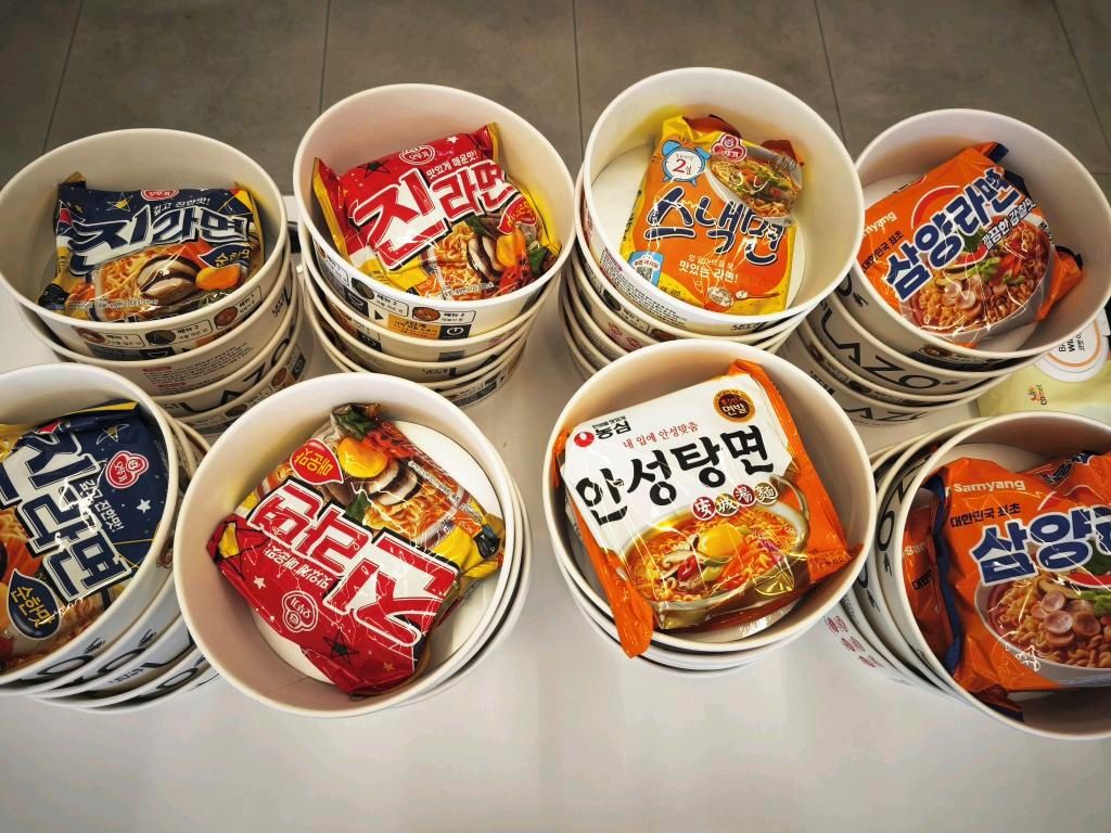 Varios vasos de fideos instantáneos dispuestos en círculo.