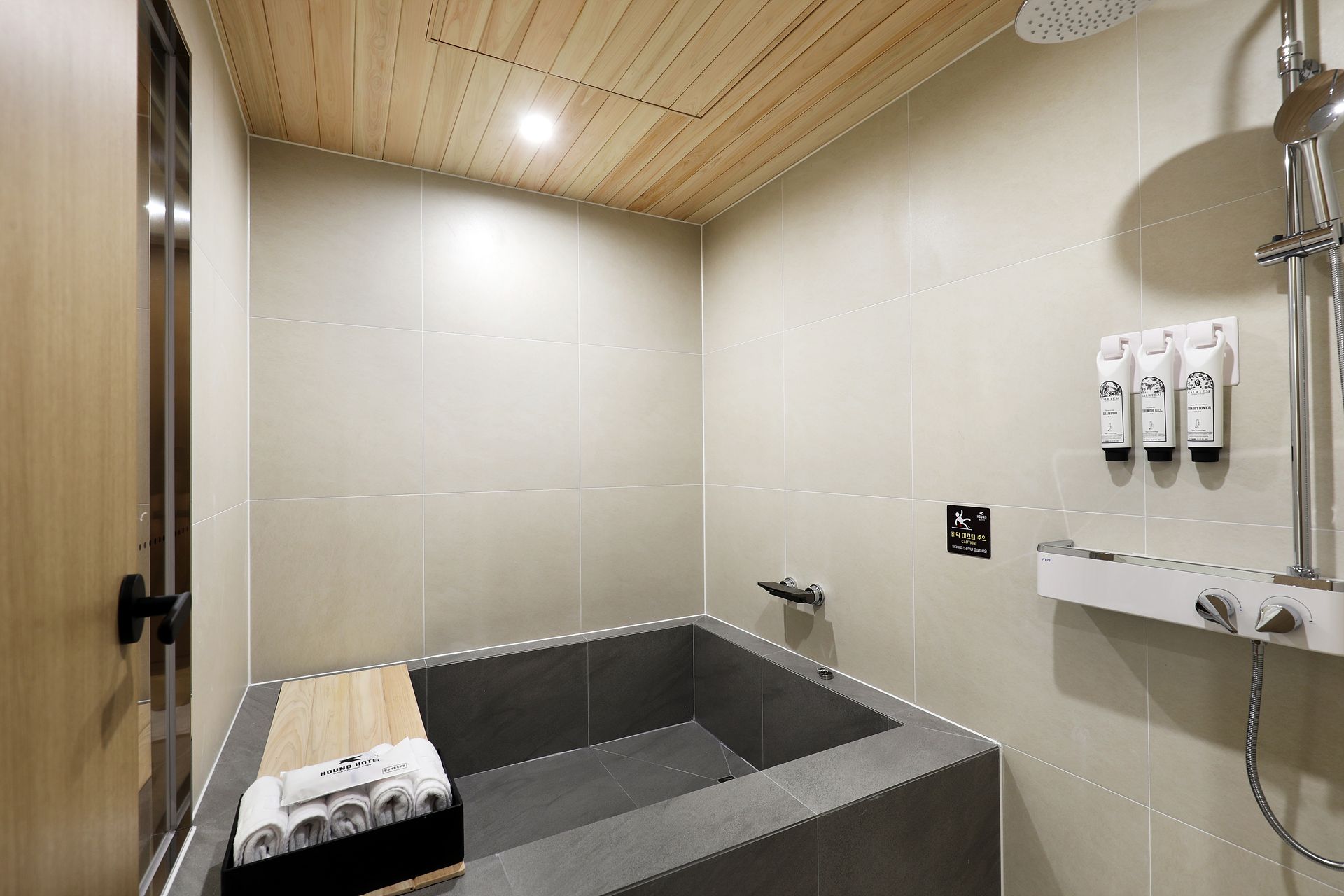 Royal Double or Twin Room | Bathroom