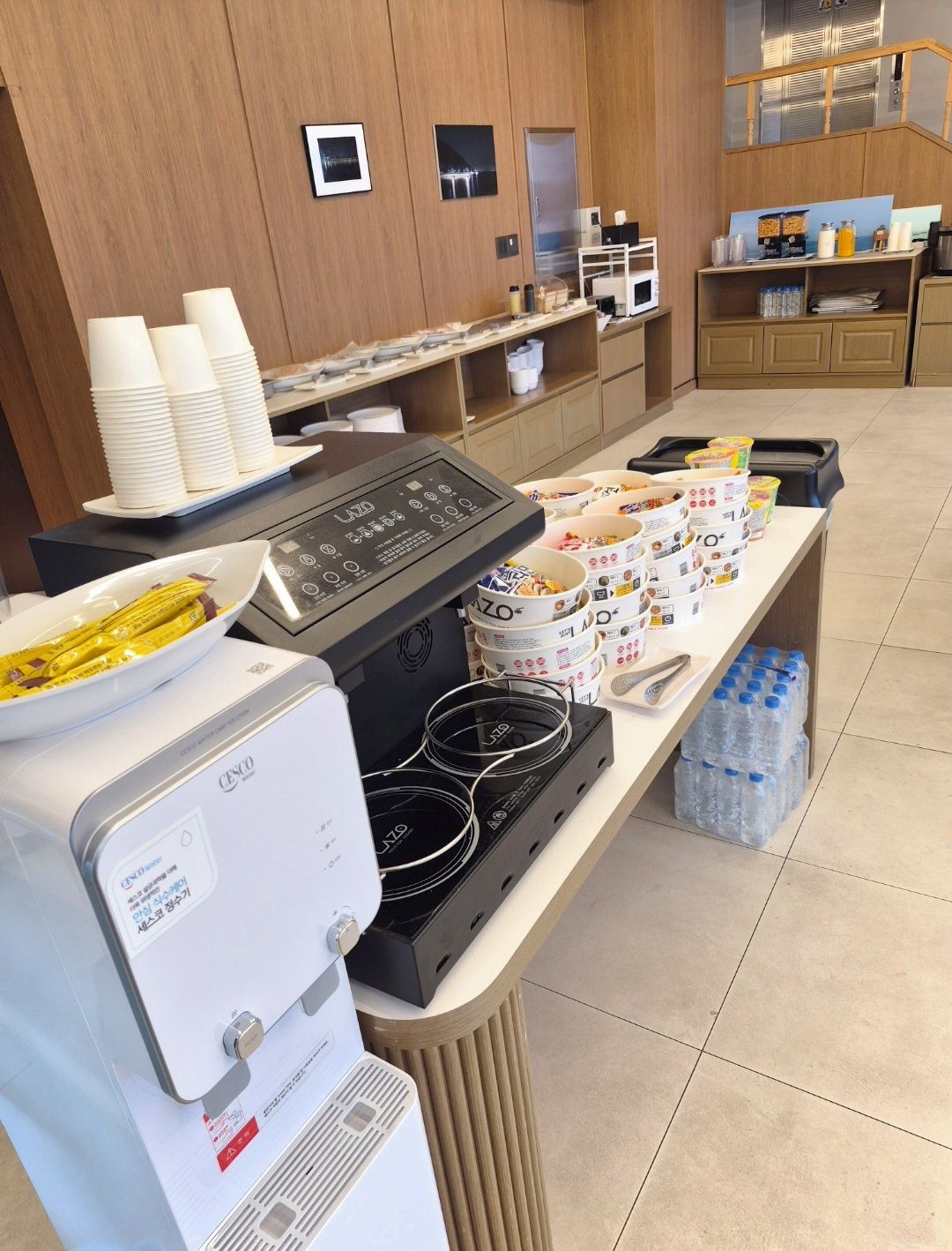 Ein reichhaltiges Buffet mit einer Kaffeemaschine, Warmhalteplatten und verschiedenen Behältern für Speisen.