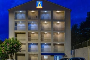 A multi-story hotel with a sign indicating it is a Studio 6 extended stay hotel.