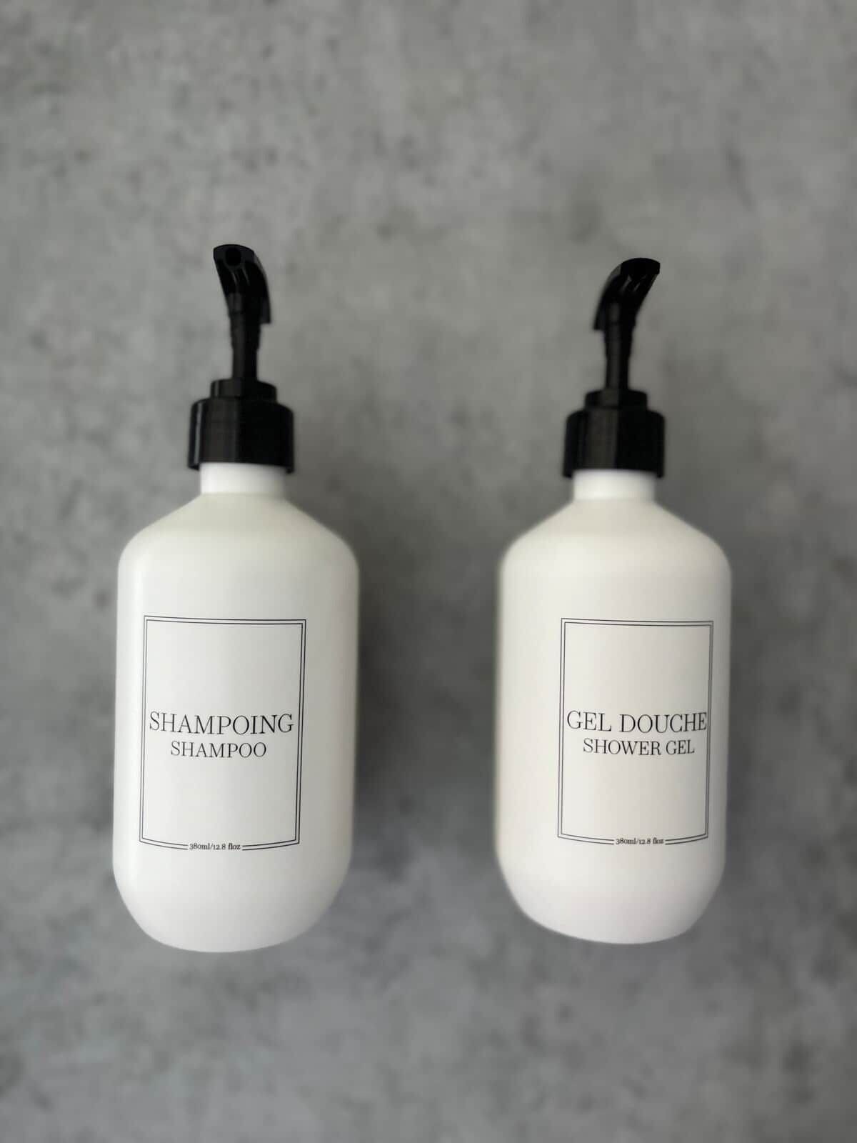 Dos botellas de champú y gel de ducha.