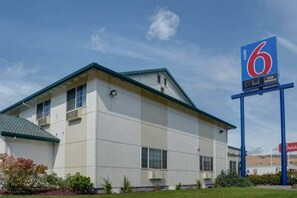 A motel with a large sign indicating it is a 6-room establishment.