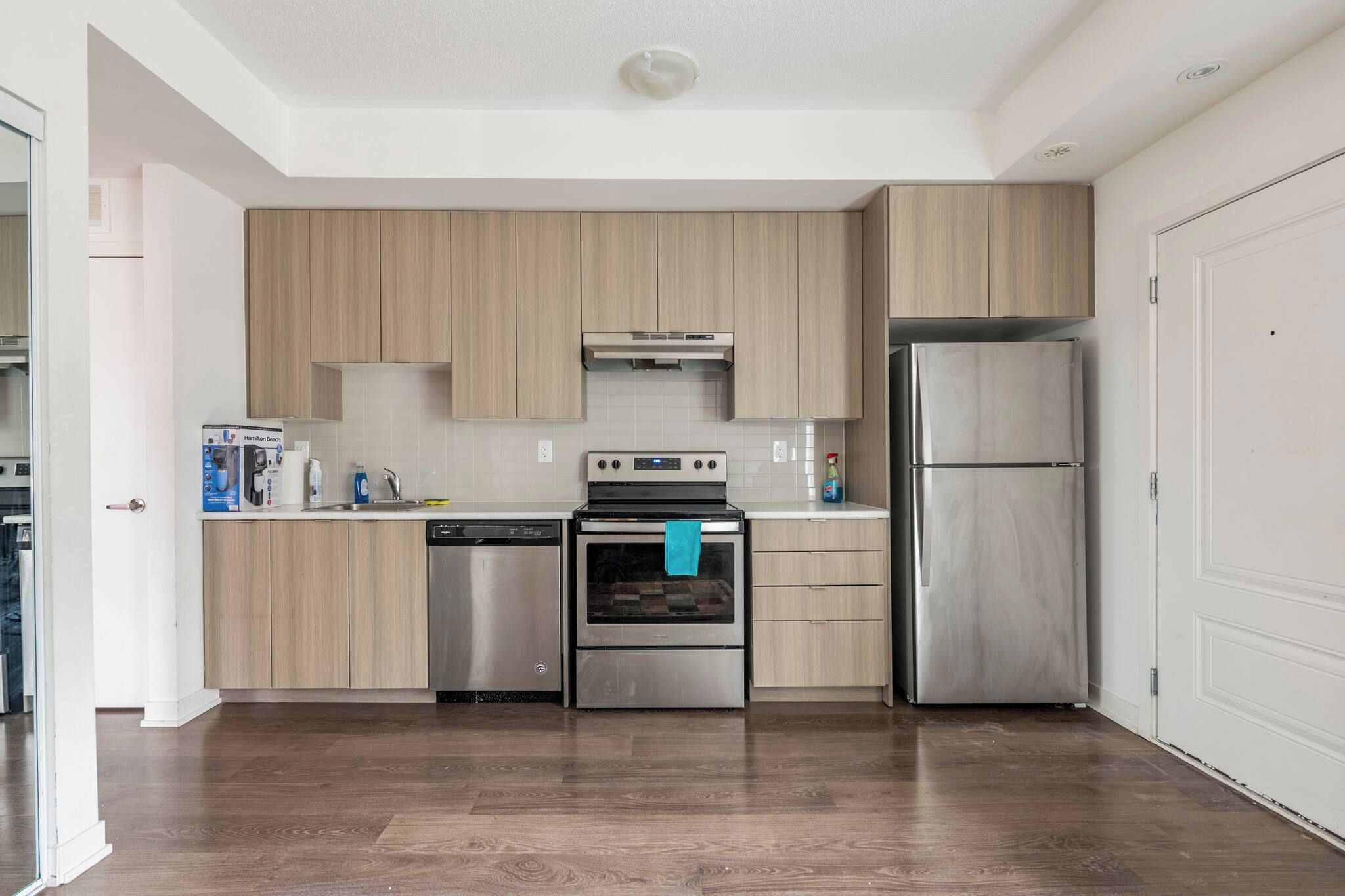 Coffee/tea maker, fridge, microwave, dishwasher