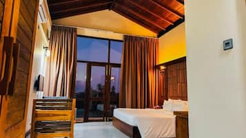 Ein Schlafzimmer mit einem Bett, einem hölzernen Stuhl und einem großen Fenster.