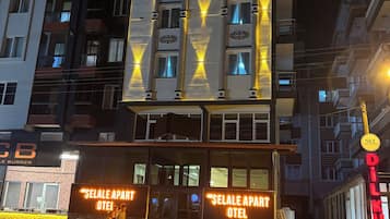 Un hôtel doté d’une enseigne lumineuse bien visible, d’une entrée au niveau du sol et d’un espace de stationnement facilement accessible.