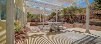 Private Yard, Patio! Spacious Corona Extended Stay