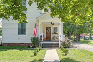 A two-story house with a front porch, a flag, and a mailbox. - Shop, Dine, Explore Dtwn! Walkable Farmington Home (Farmington)