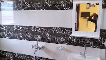 Deluxe Double or Twin Room, Beach View | Bathroom