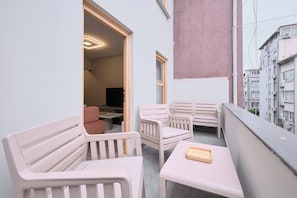 A balcony with white and pink furniture, a small table, and a view of the cityscape. - Modern 2BR Living Areas, 2 Baths, Kadıköy, (Kadıköy)