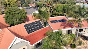 Ein Wohngebiet mit roten Ziegeldächern und Solaranlagen.