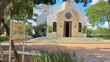 Una iglesia con un campanario y un cartel que dice 'Plaza Las Damas'.