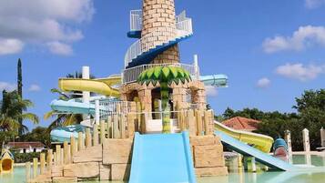 Ein Wasserpark mit einem zentralen Turm, Rutschen und einem Pool.