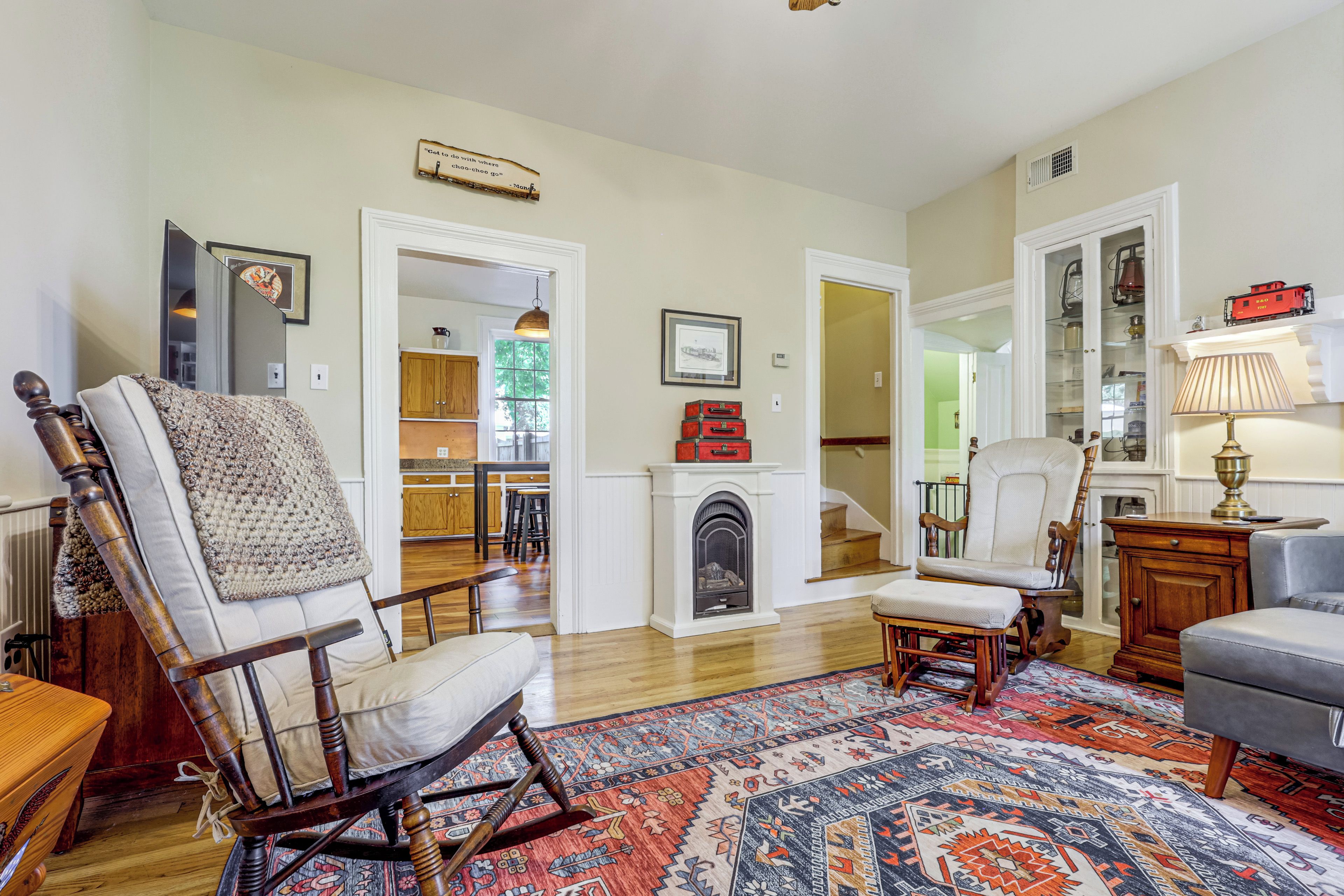 Beautiful 1880 Built Home, Sauna, Fire Pit, & Yard - 百老匯