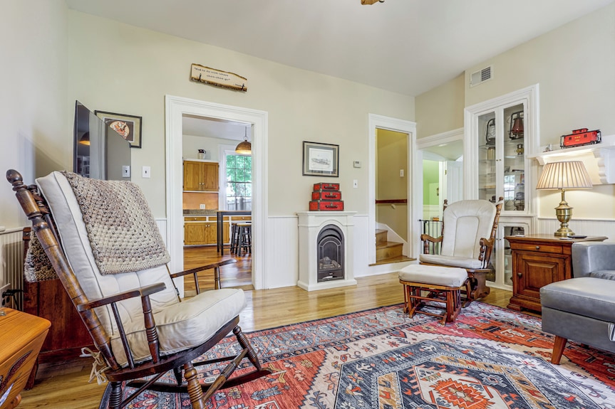 Beautiful 1880 Built Home, Sauna, Fire Pit, & Yard - 百老匯