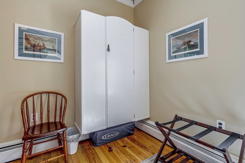 Beautiful 1880-Built Home: Sauna, Fire Pit & Yard