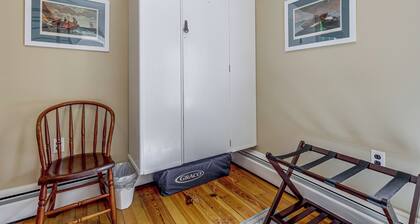 Beautiful 1880-Built Home: Sauna, Fire Pit & Yard