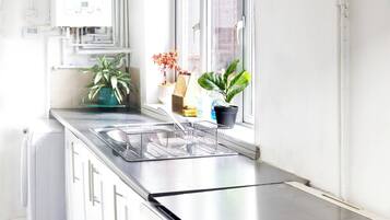 Een moderne keuken met een ingebouwde oven, een vaatwasser en een raam met uitzicht.