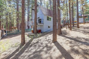 A cabin with a balcony, surrounded by tall pine trees. - 1 Mi to Snow Play! 4-Season Big Bear Escape (Big Bear)