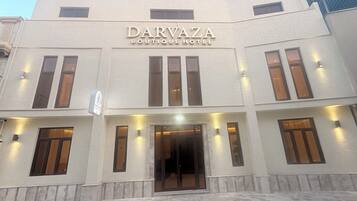 Un edificio con el letrero 'DARVAZA BOUTIQUE HOTEL', que indica que es un hotel boutique.