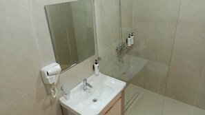 Shower, free toiletries, hair dryer, slippers - Darvaza Boutique Hotel (Bukhara)