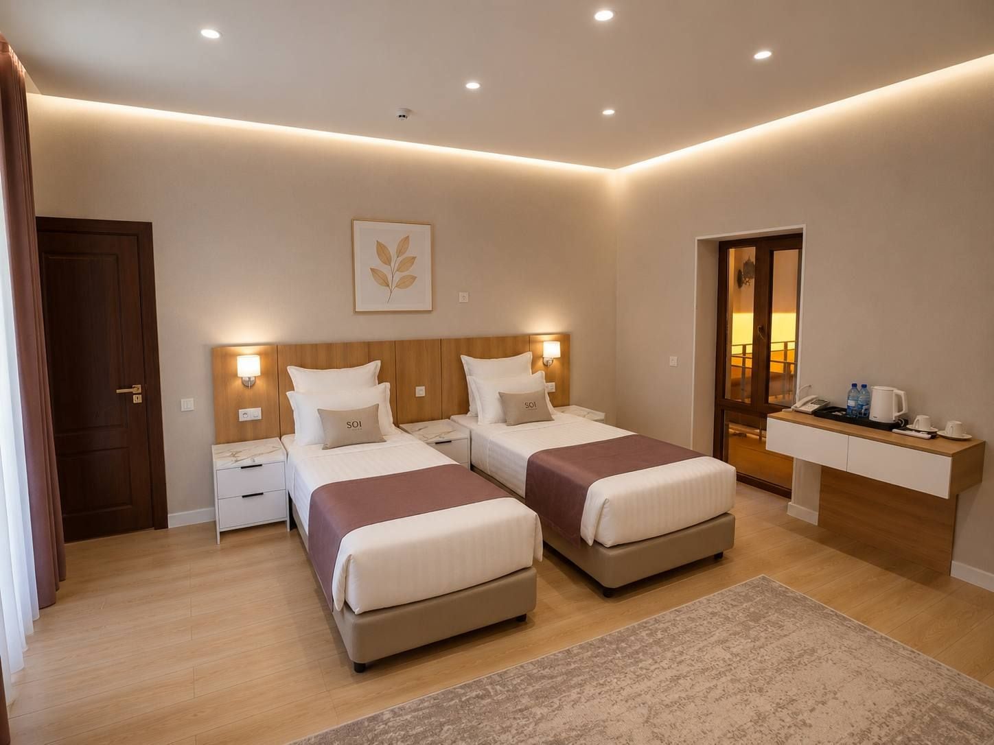 Una habitación de hotel con dos camas, un escritorio y un espejo.