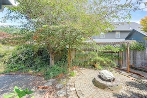 A backyard with a wooden pergola, a stone pathway, and a variety of plants and shrubs. - 2 Mi to Ocean & Coastal Trails! McKinleyville Home (McKinleyville)