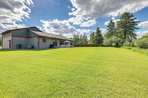 A house with a large lawn, a covered patio, and a garage. - Couple’s Retreat 4 Mi to Dtwn! Gateway to Glacier (Columbia Falls)