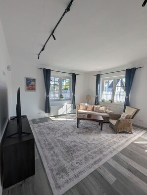 Living area - Eifel Lounge: A Pit Stop—Your Stylish Getaway in the Heart of the Vulkaneifel (Dreis-Brück)