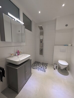 Bathroom - Eifel Lounge: A Pit Stop—Your Stylish Getaway in the Heart of the Vulkaneifel (Dreis-Brück)