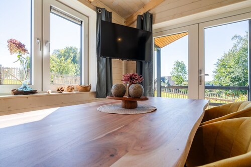 MINI-CHALET "HEARTBEAT OF ALPACAS" — featuring a hot tub and a hobbit sauna