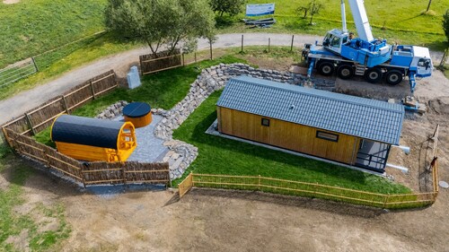 MINI-CHALET "HEARTBEAT OF ALPACAS" — featuring a hot tub and a hobbit sauna