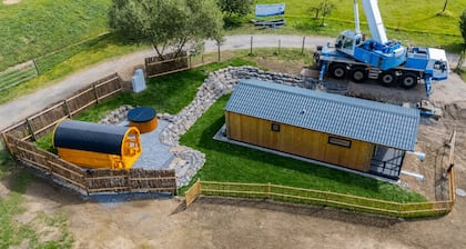 MINI-CHALET "HEARTBEAT OF ALPACAS" — featuring a hot tub and a hobbit sauna